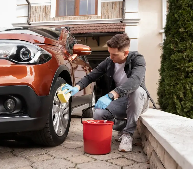 Lavage auto à domicile Deux-Grosnes : professionnel intervenant sur un véhicule